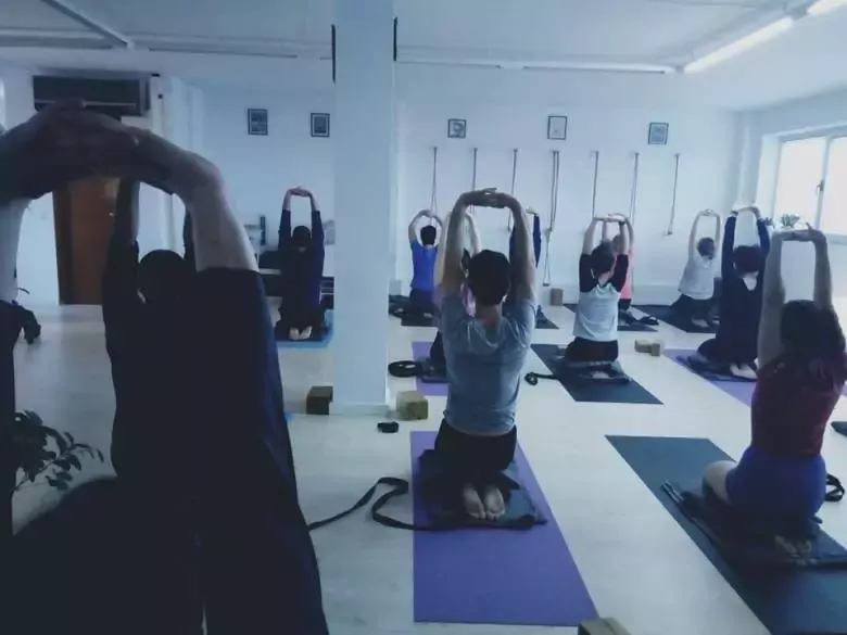 Estudio de Yoga y Vida Natural Dhāraṇā - Hospitalet de Llobregat - Profesora certificada Yoga Iyengar
